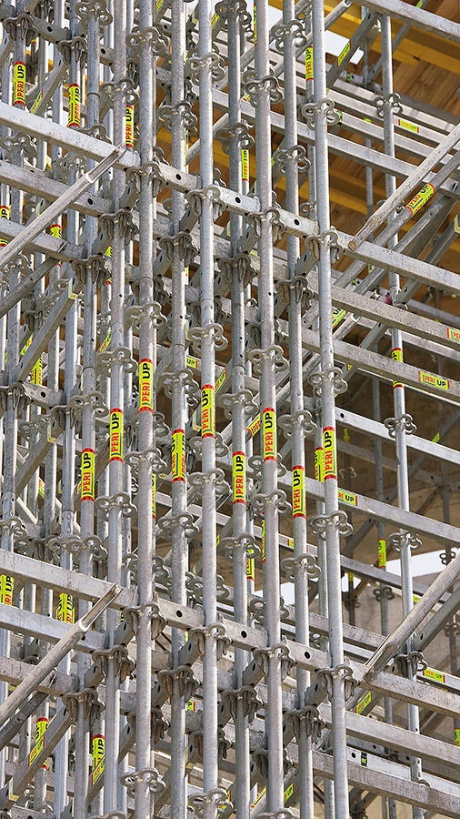 With point load concentrations, several standards could be bundled together using short 25 cm ledgers of the PERI UP modular scaffolding system.
