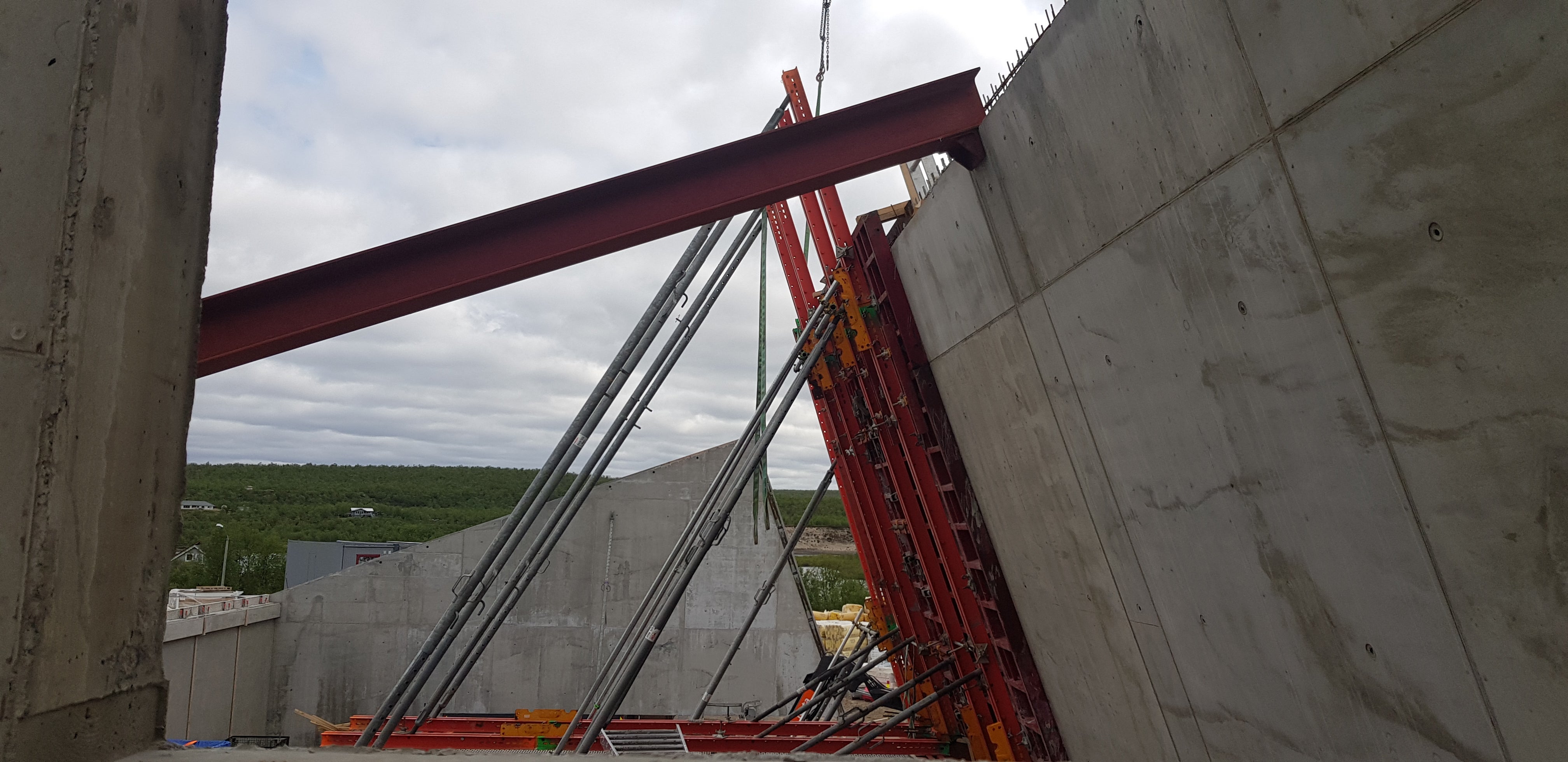 Midlertidig avstiving av vegg inntil hul-dekker avlaster veggen og overføres til bakveggen