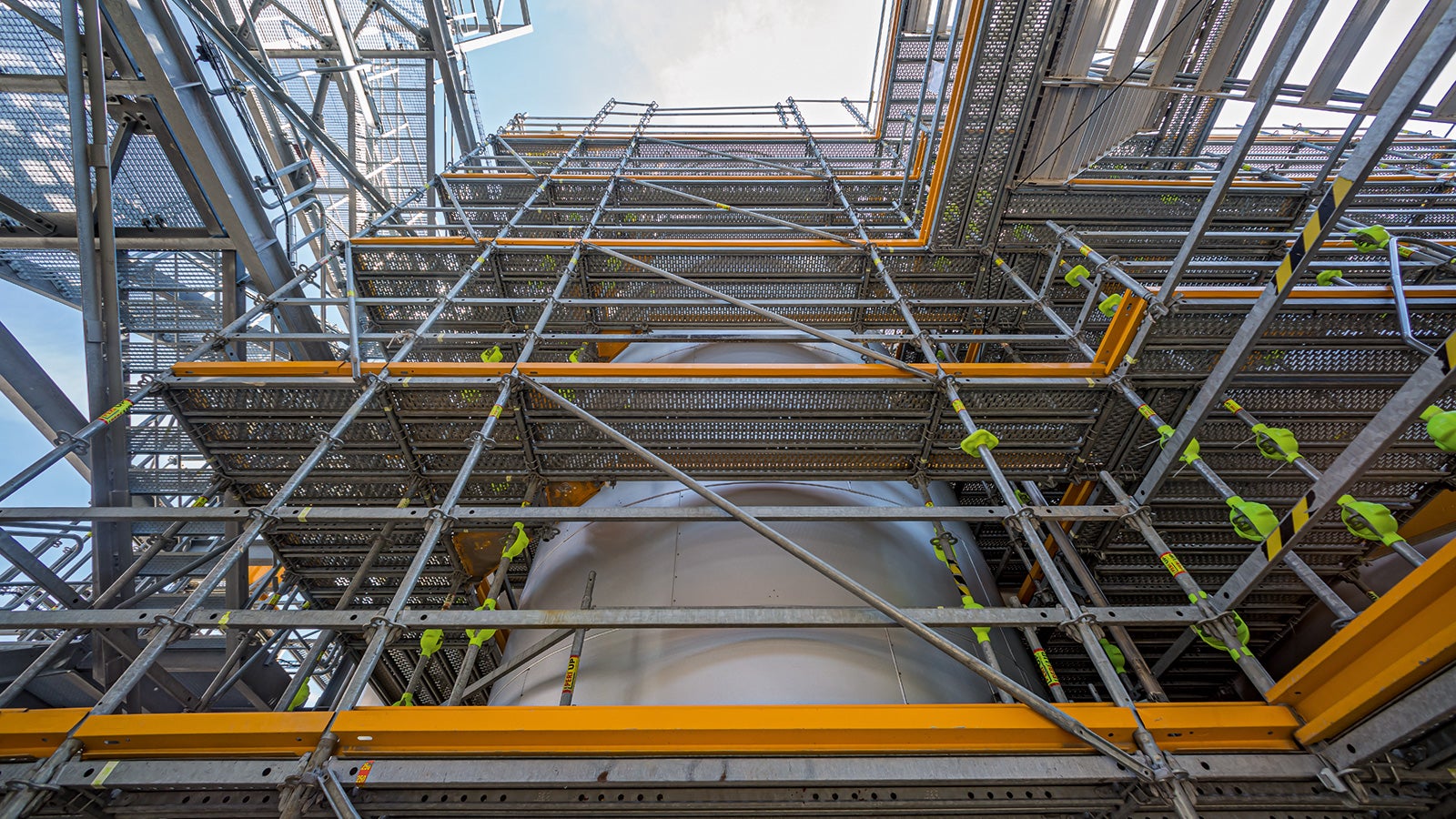 Datorită opțiunilor de reglare geometrică din grila de sistem de 25 cm, a fost posibilă implementarea unui design practic fără goluri pentru nivelurile punții PERI UP.