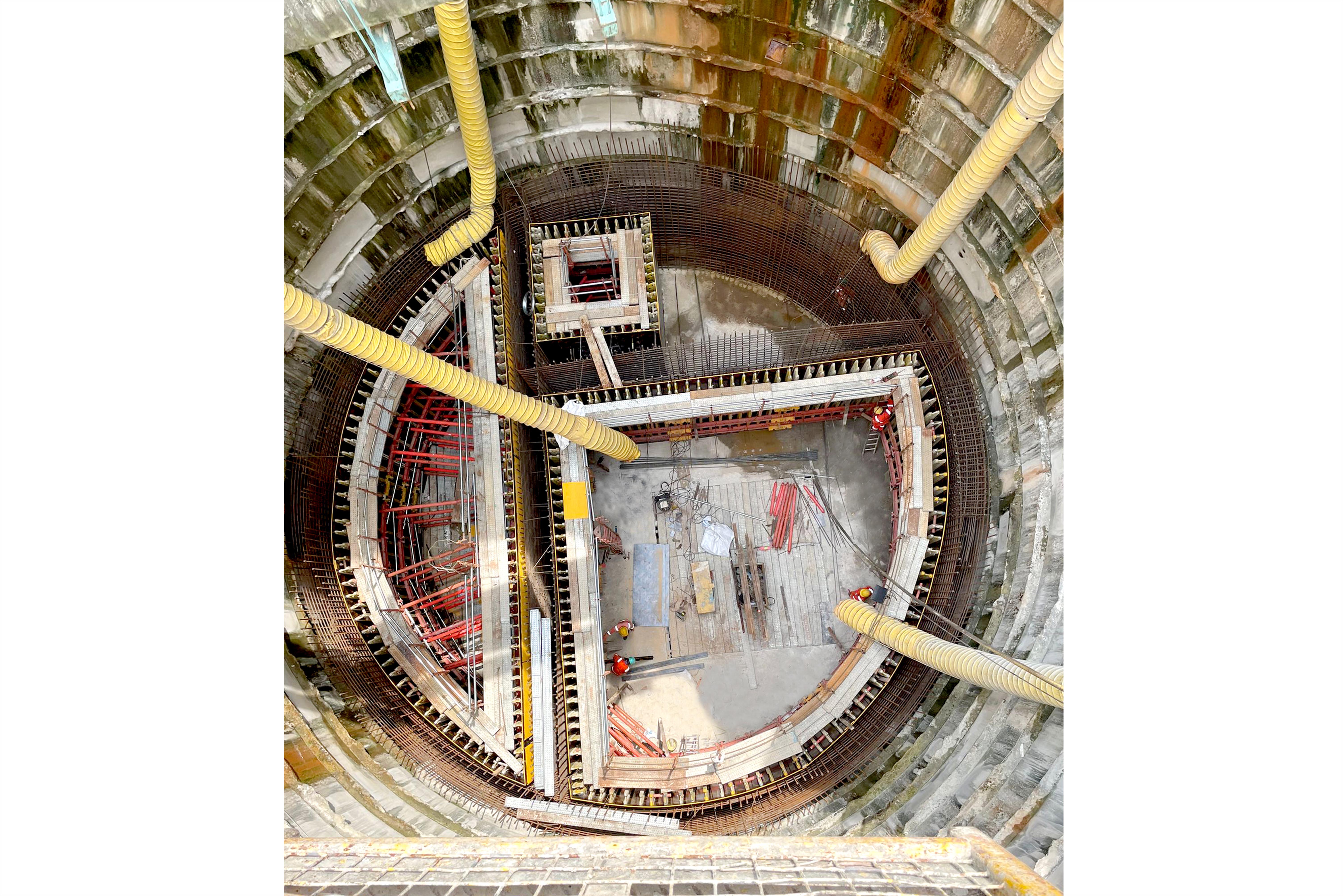 Manhole is converted to 2 ‘D-shape’ wall formwork