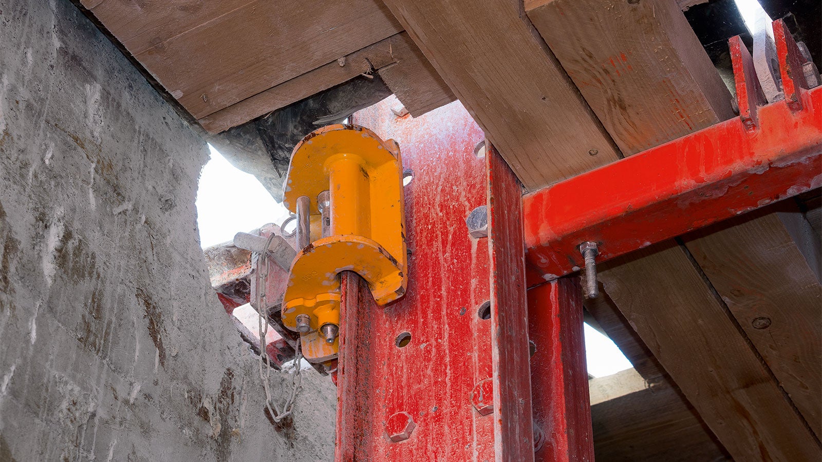 Die RCS Schutzwände kletterten schienengeführt nach unten und waren mittels Kletterschuhen auch während des Klettervorgangs fest mit dem Bauwerk verbunden.<br/>