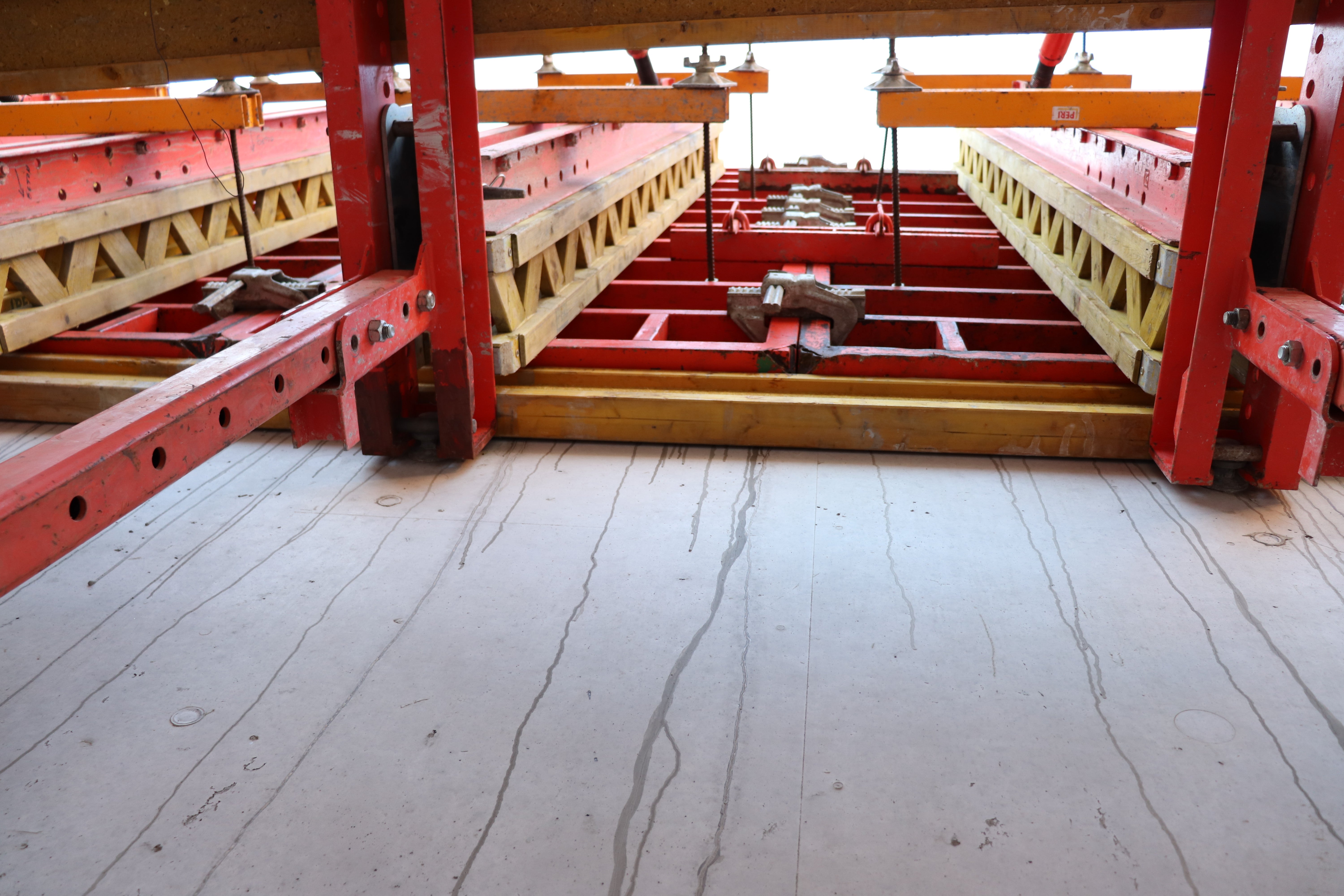 Стъпването и предаването на усилията от катеренето се осъществява с предварително бетонирани в стената закладни части