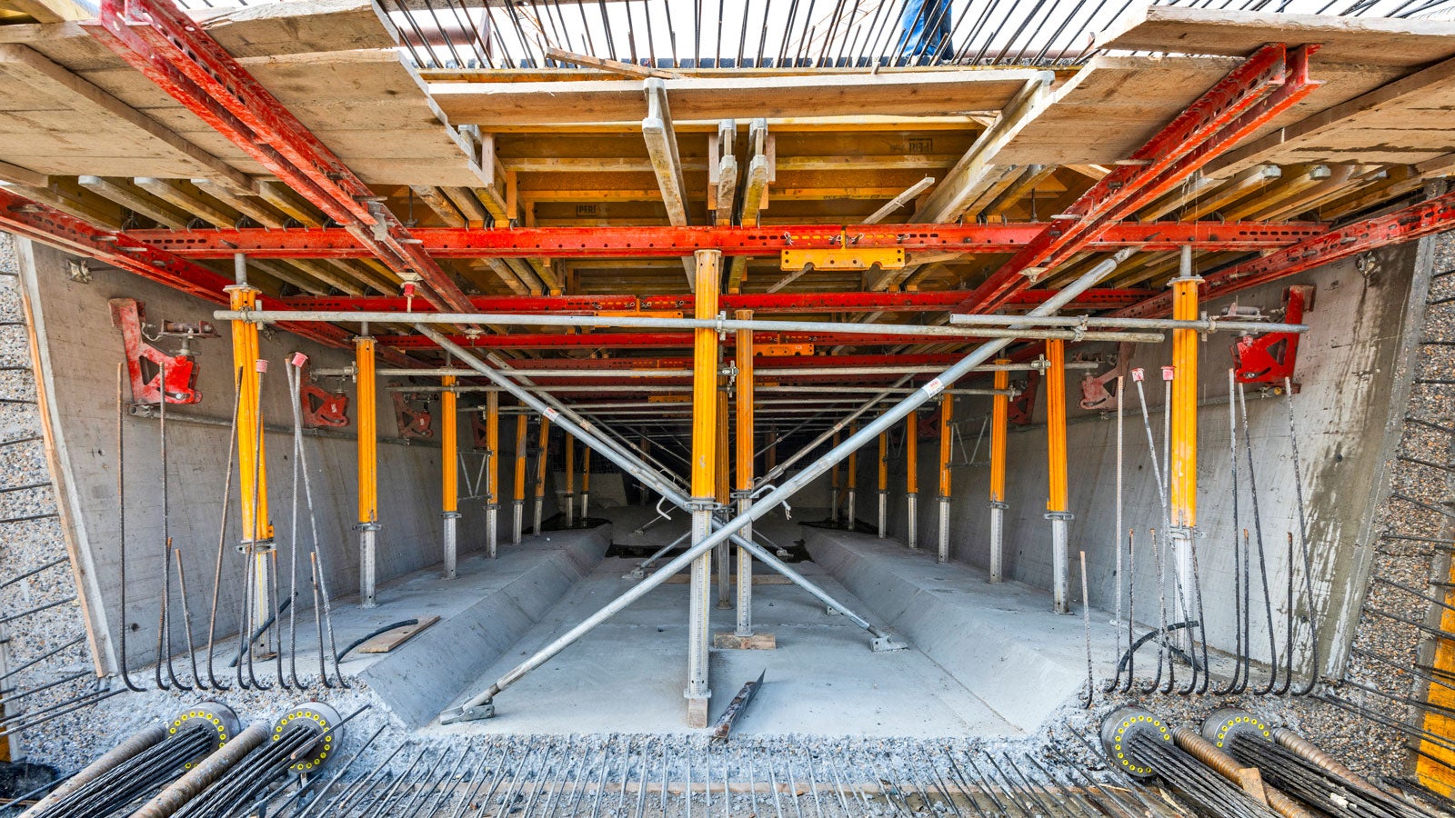 Deskowanie płyty górnej ustroju nośnego przy użyciu systemu VARIO i podpór MULTIPROP. Fot. Wojciech Dziedzic