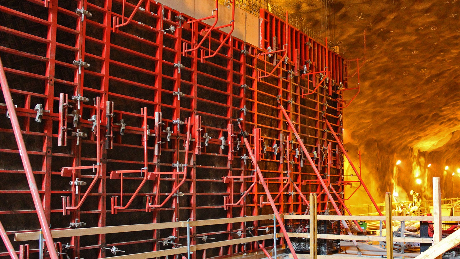 MAXIMO-seinämuottia pystyssä tulevalla asemalaiturilla.<br/> 