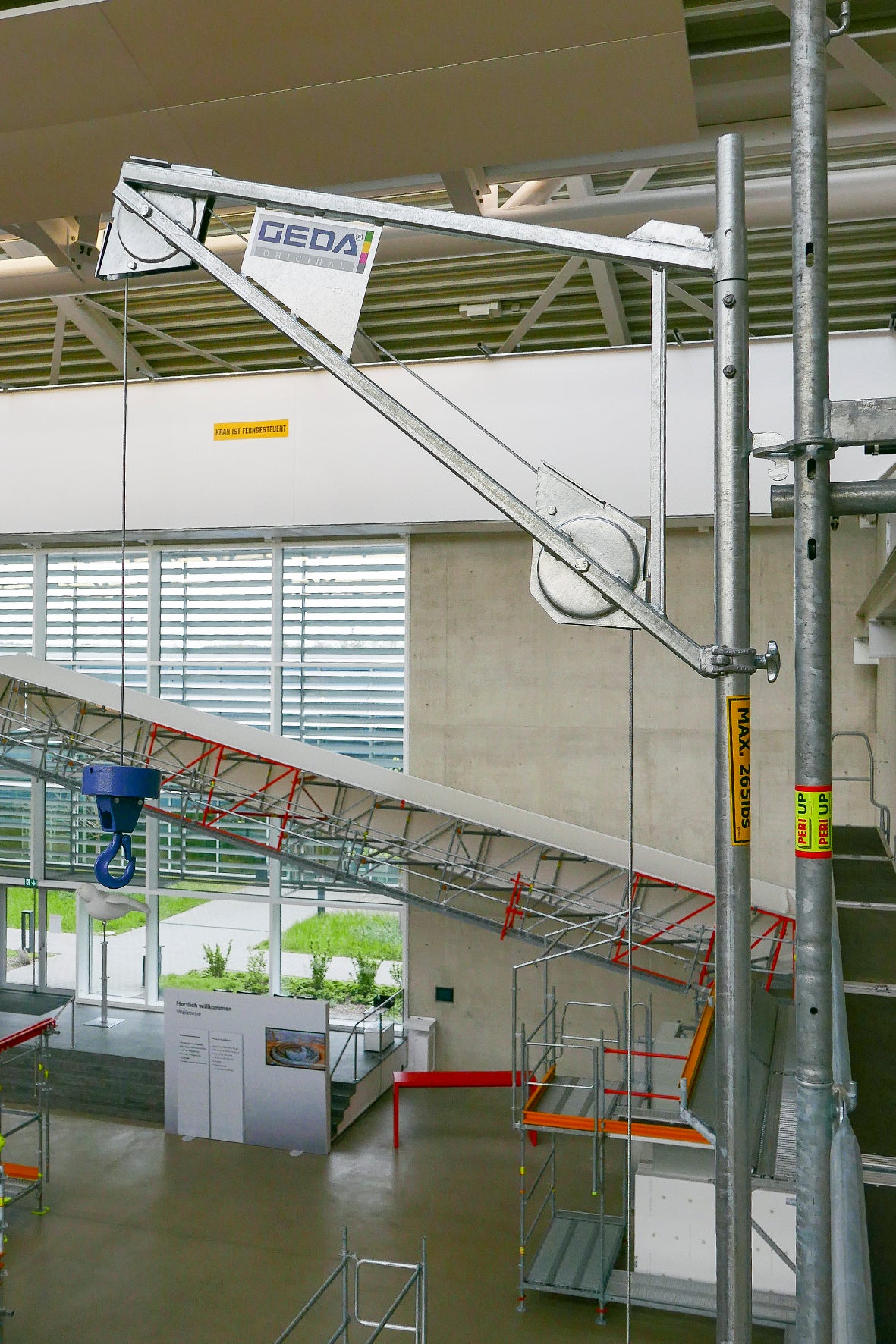 Seilwinde, Schwenkarm und Schwenkarmhalterung für PERI UP ermöglichen ergonomisches Arbeiten dank höherer Befestigung des Schwenkarmhalters mit direktem Anschluss im Gerüstknoten.<br/>