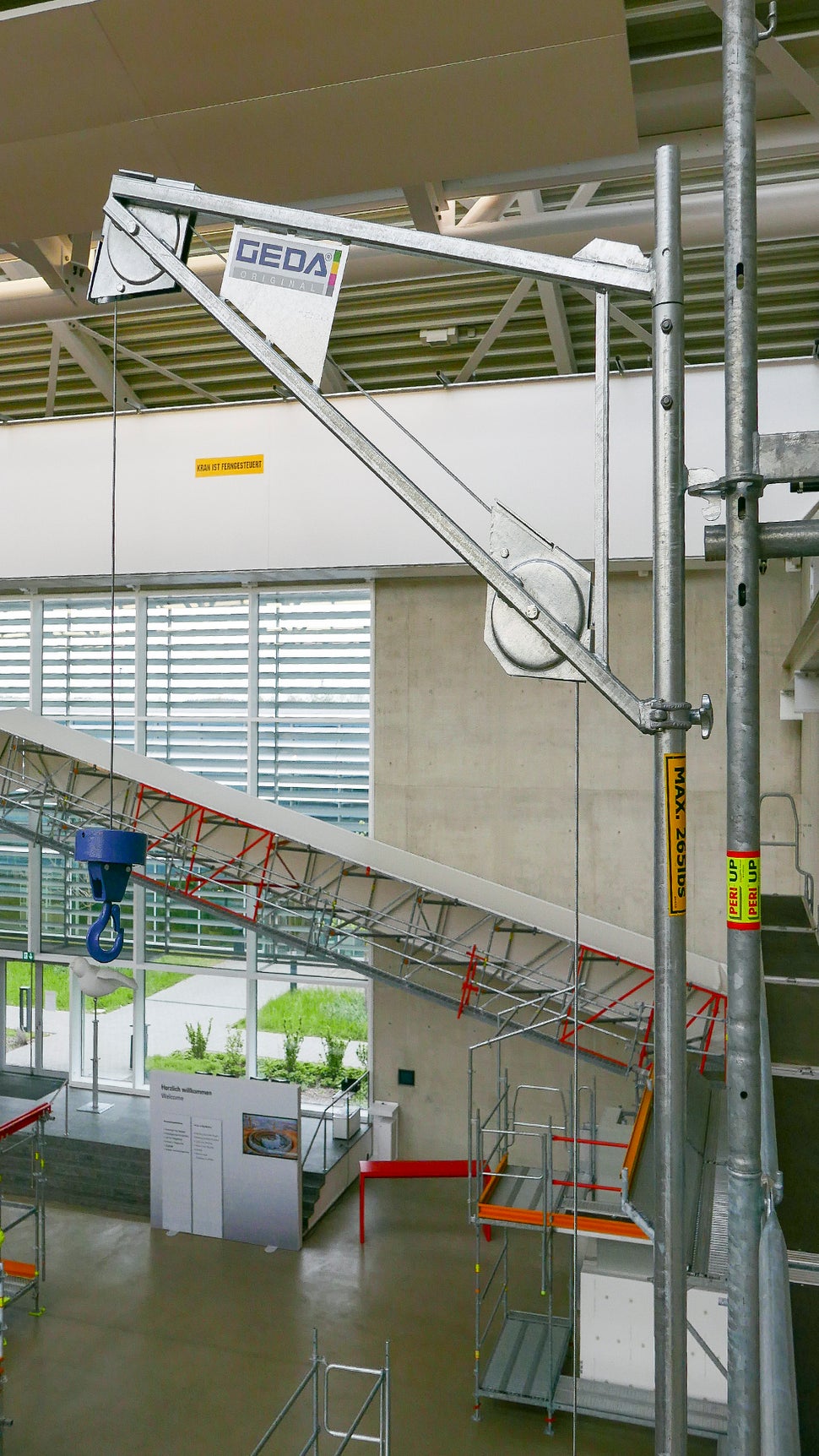 Seilwinde, Schwenkarm und Schwenkarmhalterung für PERI UP ermöglichen ergonomisches Arbeiten dank höherer Befestigung des Schwenkarmhalters mit direktem Anschluss im Gerüstknoten.<br/>