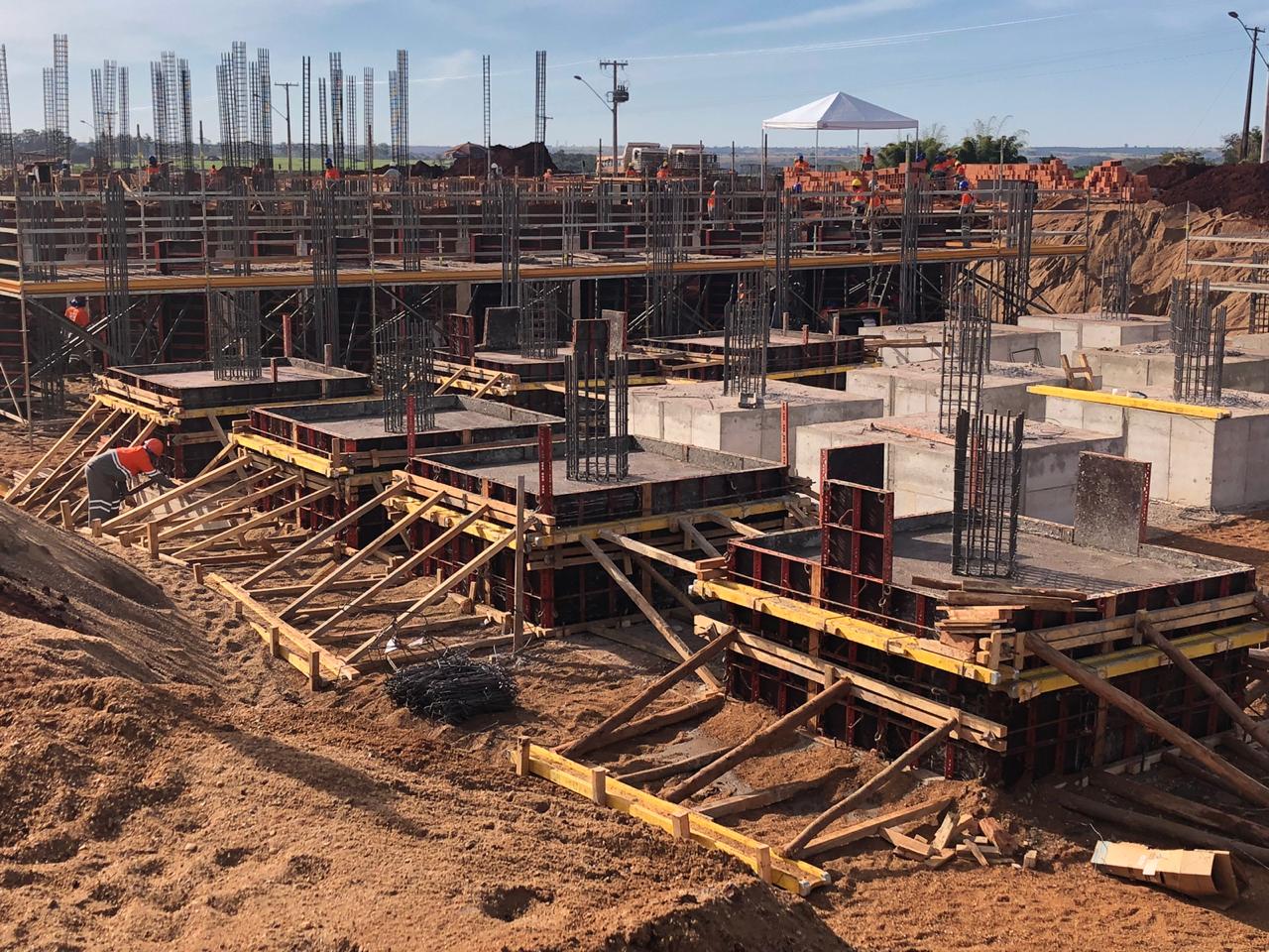 Uso de sistemas de formas com desformas rápidas e andaimes pré-montados com a possibilidade de movimentação. 