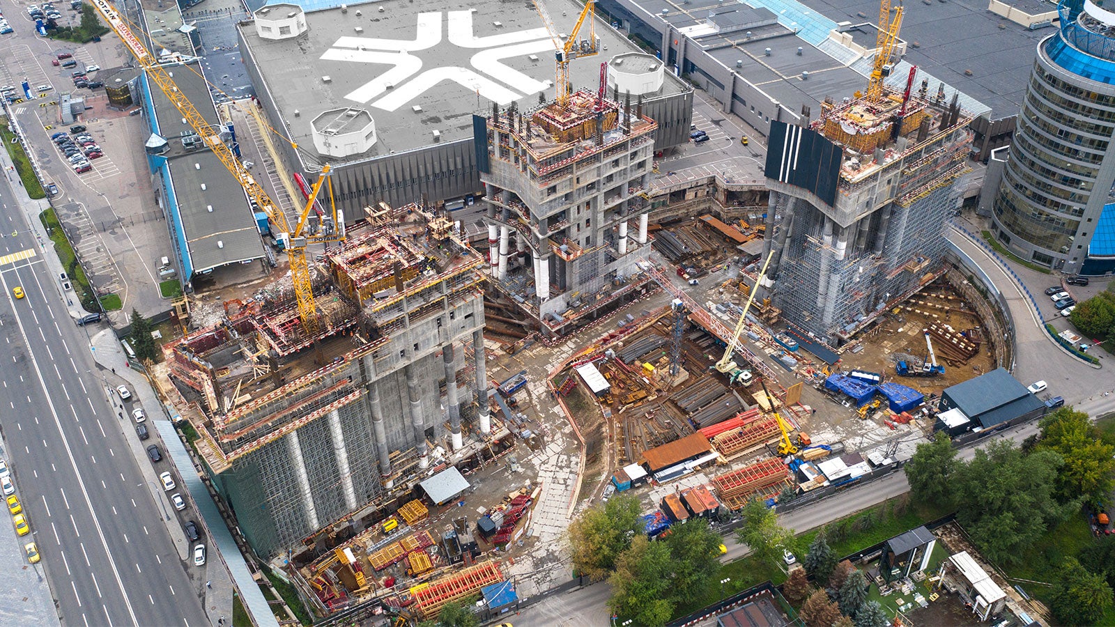 Для строительства масштабного объекта использовались системы TRIO ST, PERI UP Flex, ACS, RCS, SRS колонны, Variokit 