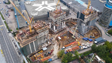 Для строительства масштабного объекта использовались системы TRIO ST, PERI UP Flex, ACS, RCS, SRS колонны, Variokit 