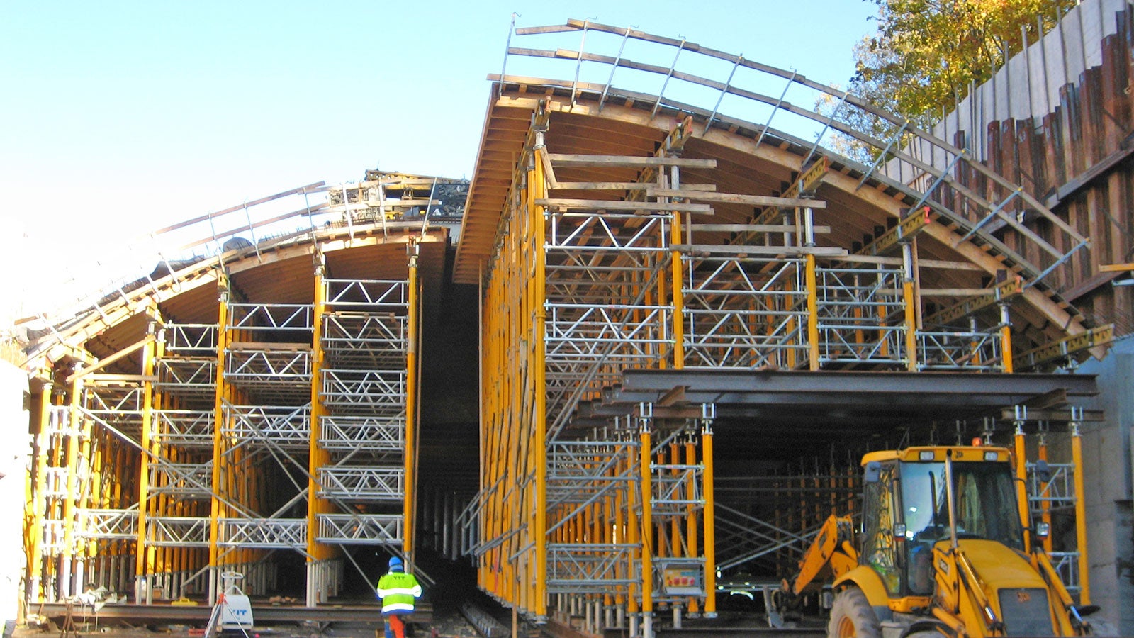 Valut suoritettiin 12 m osissa, jonka jälkeen tukitornikokonaisuus siirrettiin seuraavaan paikkaan.