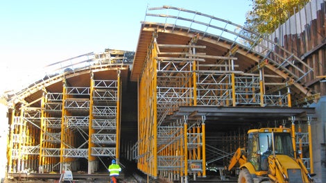 Valut suoritettiin 12 m osissa, jonka jälkeen tukitornikokonaisuus siirrettiin seuraavaan paikkaan.