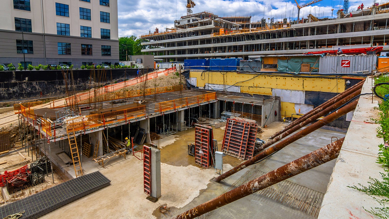 Za izradu vertikalnih armiranobetonskih elemenata korišćena je lagana panelna DOMINO oplata, kojom se ručno manipulisalo te nije bila neophodna upotreba krana.