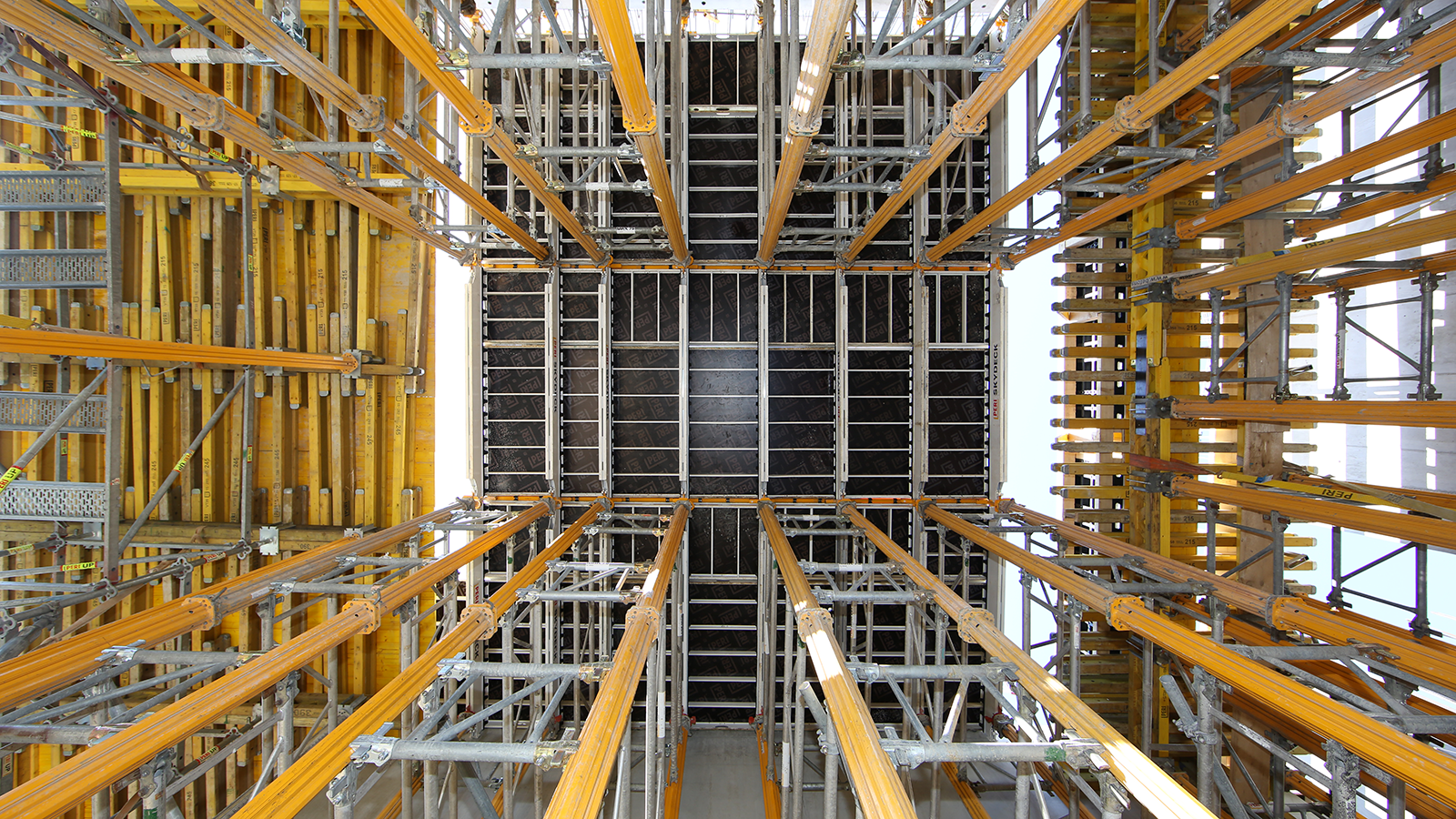 Mit Hilfe der SKYDECK Deckenschalung werden alle Geschossdecken systematisch und auch effizient geschalt.