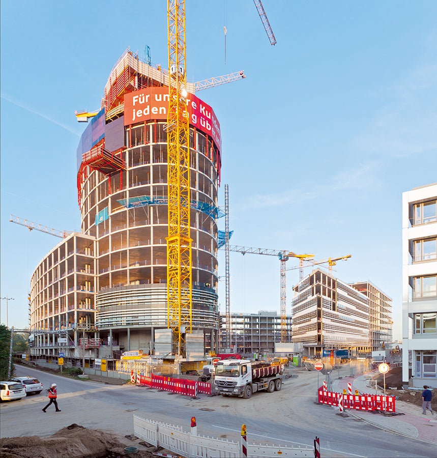 Um den 19-geschossigen Büroturm gliedert sich die Sockelbebauung mit drei Gebäuderiegeln und einem Parkhaus.