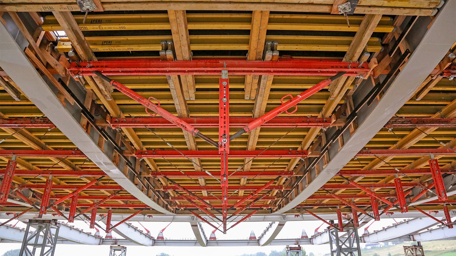 Lekkie dźwigary główne VARIOKIT o rozpiętości osiowej 5,0 m podwieszone do poprzecznic pozwoliły na wykonanie płyty pomostu zgodnie z wymaganiami wykonawcy.