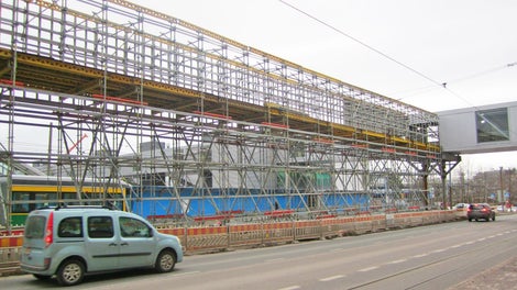 Väliaikainen siirtymäsilta toteutettiin PERI UP Flex -teline- ja LGS-järjestelmillä, sekä GT 24 -palkeilla.