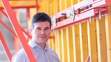 <br/>&quot;大约五年的时间里，施工计划一直停滞不前。因为大家认为那个复杂双曲面结构根本无法用混凝土进行浇筑，简单来说，就是弯曲程度过大，技术无法实现。但我们和派利英国的同事们一起，成功地把看似不可能的事情做成了。当V&amp;A博物馆开幕时，连德国的电视台也在晚间新闻里报道了这项建筑技术的成就，这让我们非常自豪！&quot;