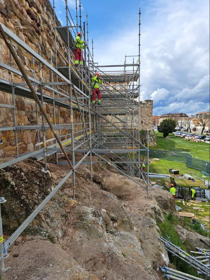 Acondicionamiento muralla de Zamora con andamios PERI UP Flex