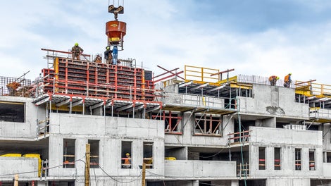 Pri debnení stien systémom TRIO bola bezpečnosť zaistená FB sklápacími lávkami a horizontálne zábradím SKYDECK.