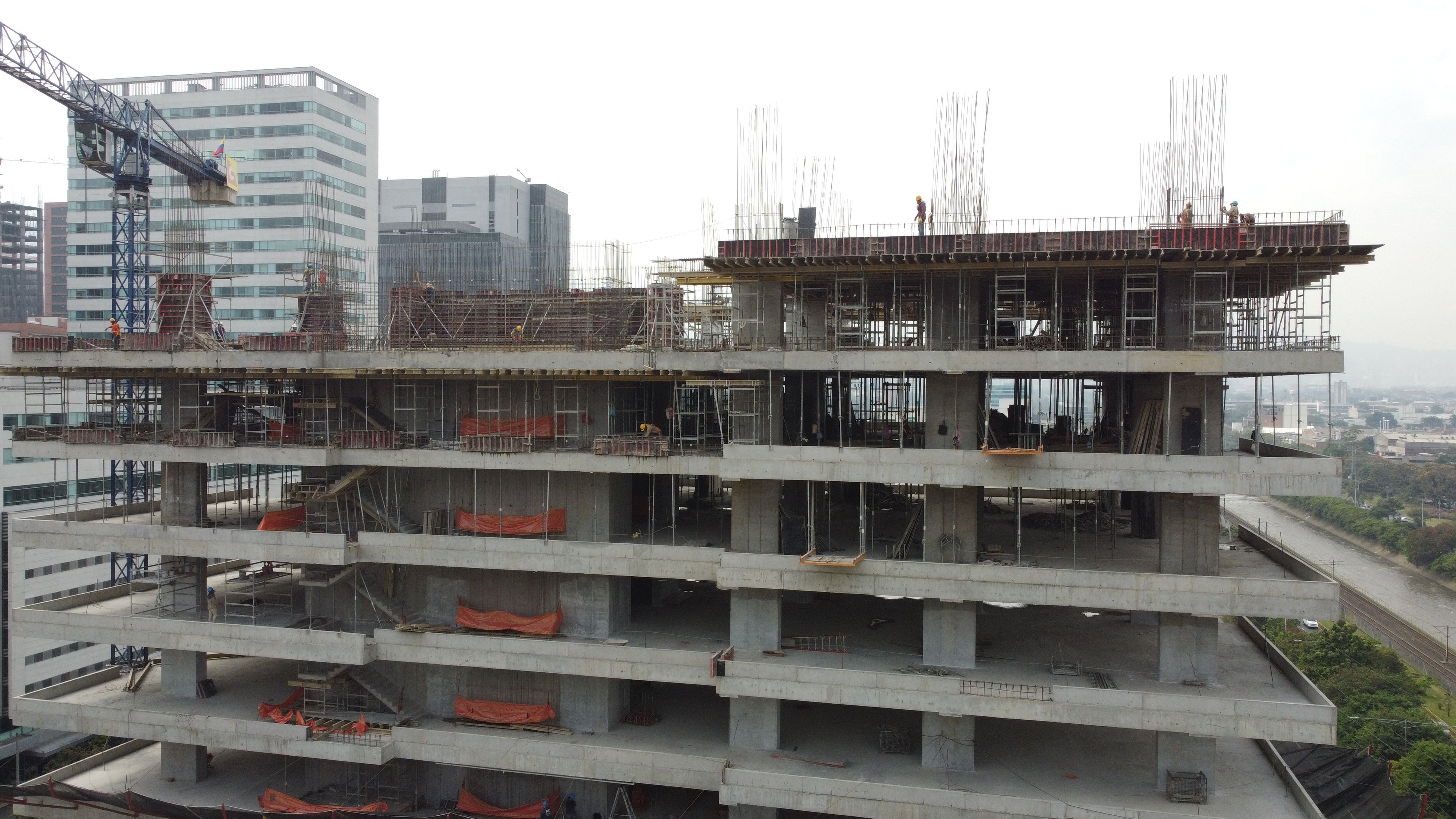 Sistemas de encofrado LIWA y HANDSET ALPHA para muros, pantallas y columnas.