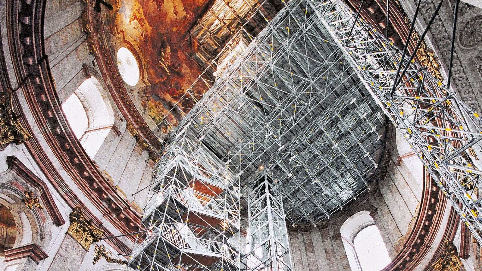 Treppenturm im Inneren einer Kirche, der als Fluchttreppe bei einem Ausfall des elektrischen Aufzuges dient.