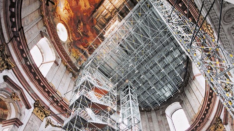 Treppenturm im Inneren einer Kirche, der als Fluchttreppe bei einem Ausfall des elektrischen Aufzuges dient.