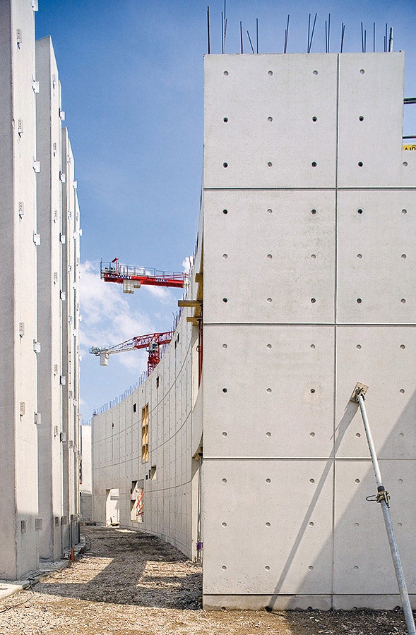 Pereți și stâlpi cu înălțime mare cu calitate de beton arhitectural – cofrajul cu grinzi pentru pereți și stâlpi VARIO a fost sistemul de bază pentru realizarea cerințelor privind calitatea suprafeței rezultate și a geometriei elementelor. 