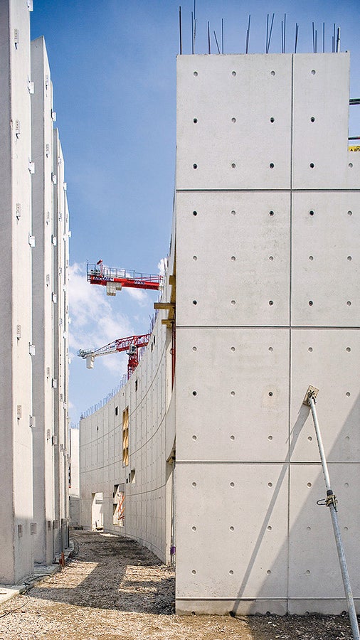 Pereți și stâlpi cu înălțime mare cu calitate de beton arhitectural – cofrajul cu grinzi pentru pereți și stâlpi VARIO a fost sistemul de bază pentru realizarea cerințelor privind calitatea suprafeței rezultate și a geometriei elementelor. 