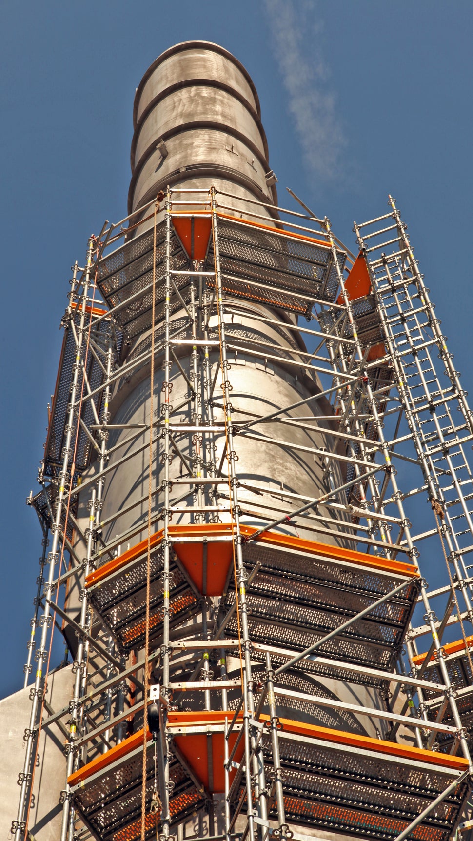 The flexibility of the PERI UP Rosett Flex system makes it particularly well-suited to installations involving round structures, such as stacks and piping, enabling crews to fully enclose them with a variety of all-metal components. 