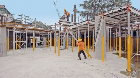 The systematic assembly sequence of the SKYDECK slab formwork realized fast shuttering times. Due to the low weight of the individual components, easy and effortless forming could take place.