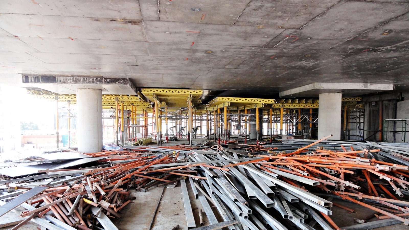 The MULTIPROP system components form the site-compliant basis for the movable, form-giving slab tables.