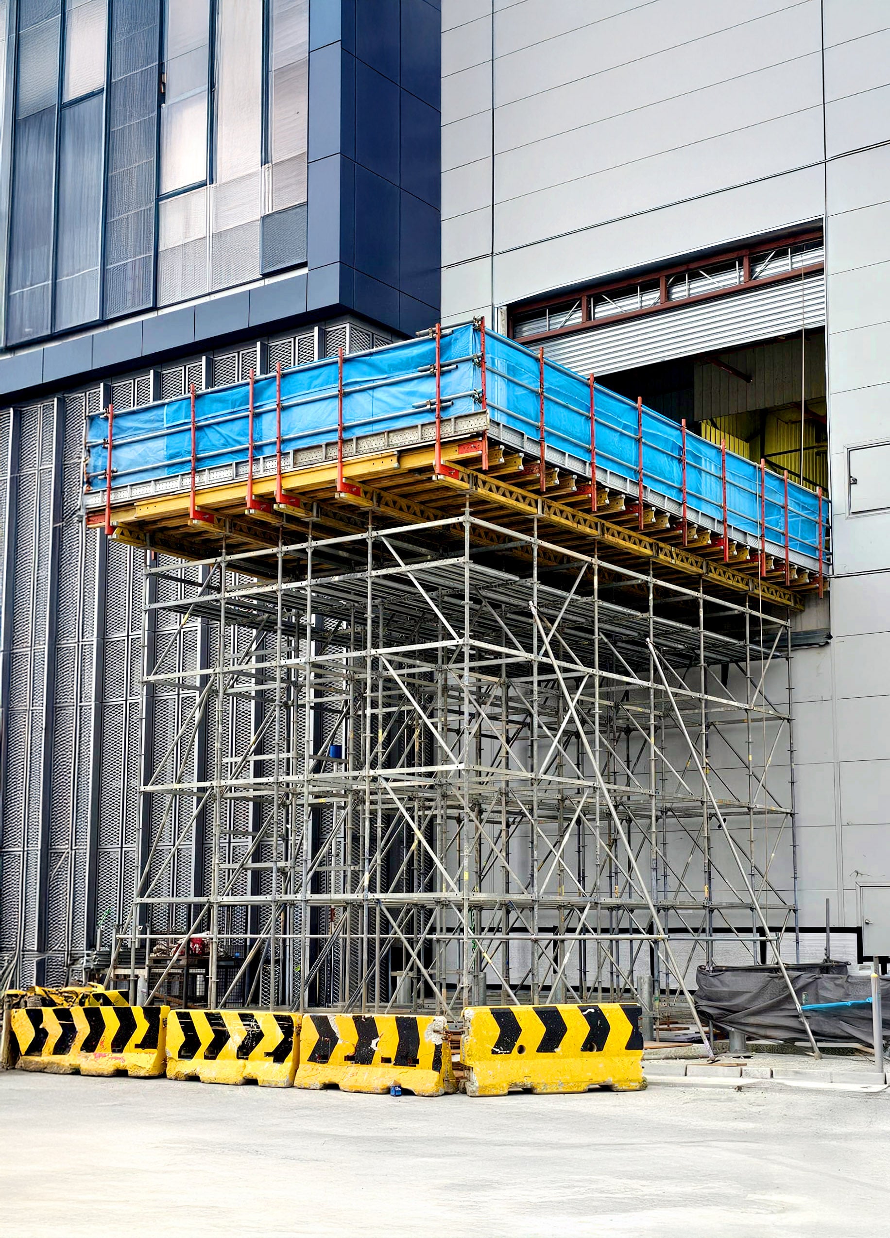 PERI UP Flex as shoring for Loading Platform