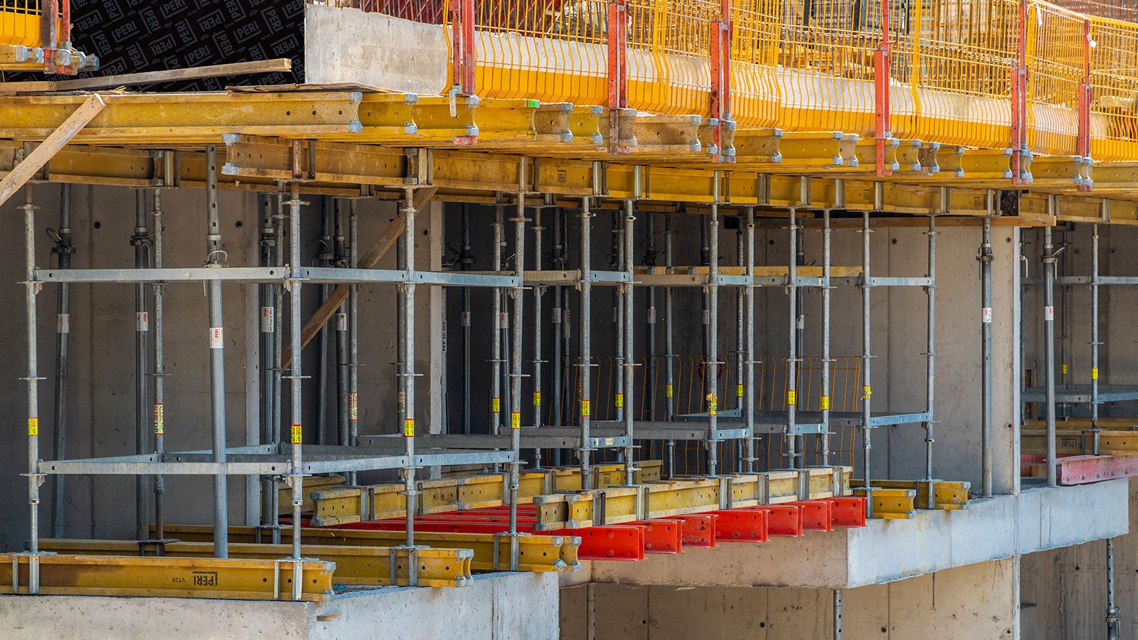 Zbog većeg raspona greda na atrijumu kao i na vrhu objekta, gde su delovi ploča istureni u odnosu na ploče niže etaže, u cilju premošćavanja zahtevne konstrukcije korišćena je kombinacija RCS šina, Rosett nosive skele i MULTIFLEX oplate ploča.