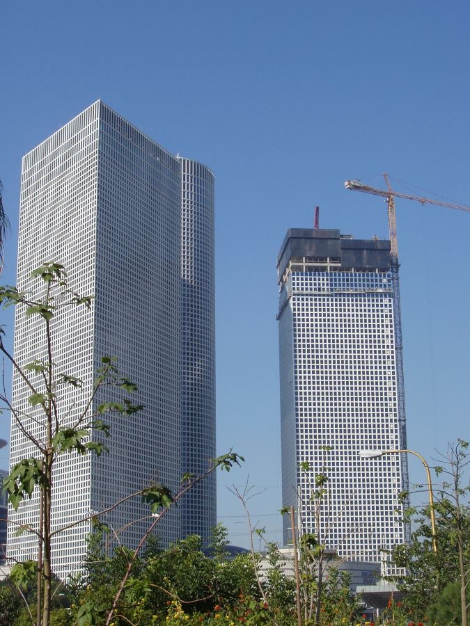 מגדל עזריאלי המרובע הינו החלק המשלים בקומפלקס המגדלים עם הצורה הגיאומטרית המיוחדת שלהם