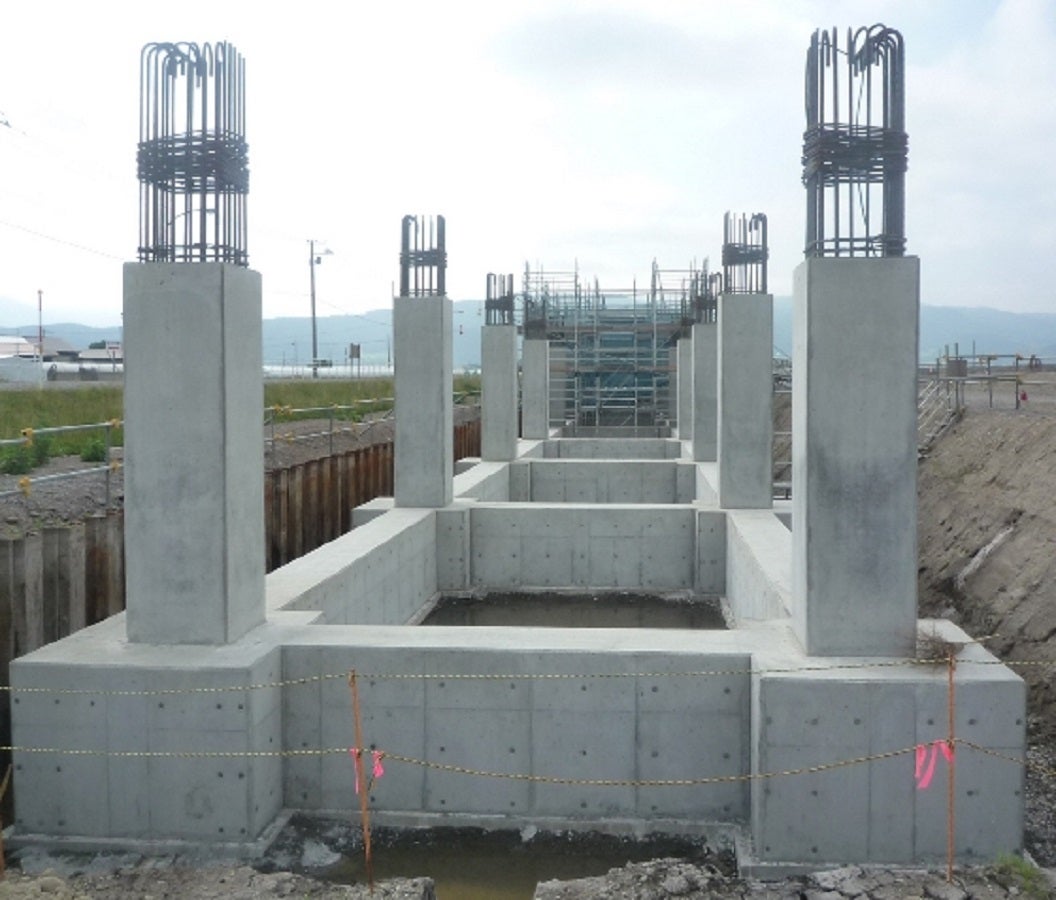 元請：前田・西武・森川特定建設工事共同企業体<br/> 施工業者：株式会社 三沢工務店