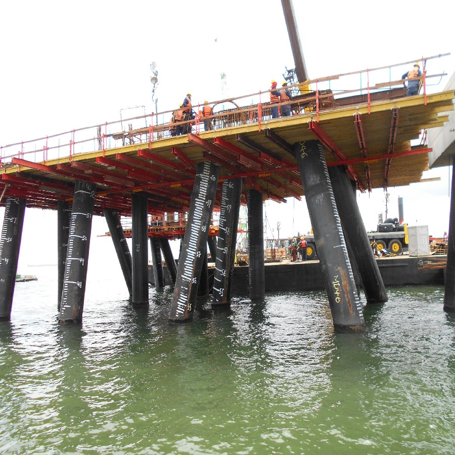 Aunque la inclinación de los pilotes era variable, el sistema de soporte de ingeniería VARIOKIT garantizó que la colocación del encofrado se llevase a cabo sin contratiempos. 