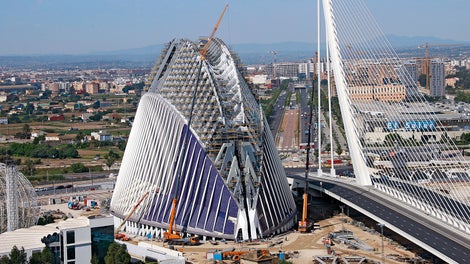 建筑师 Santiago Calatrava 设计的建筑作品均具有雕塑风格，Edificio Ágora也不例外
