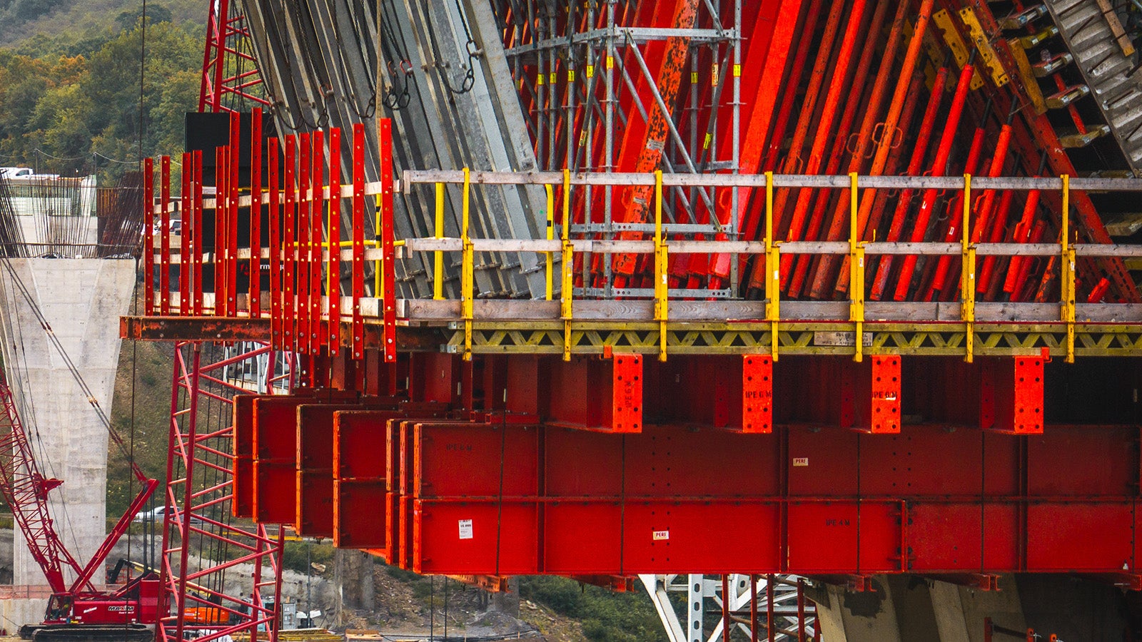View of the IPE pier table support beams, providing structural support for the concrete loads during the pier table forming process.