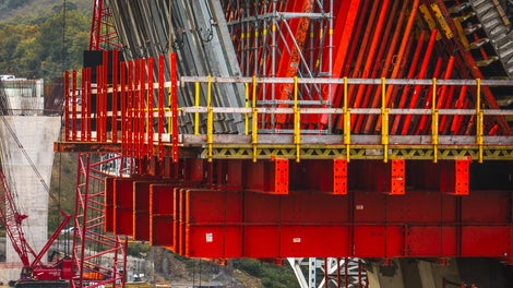 View of the IPE pier table support beams, providing structural support for the concrete loads during the pier table forming process.