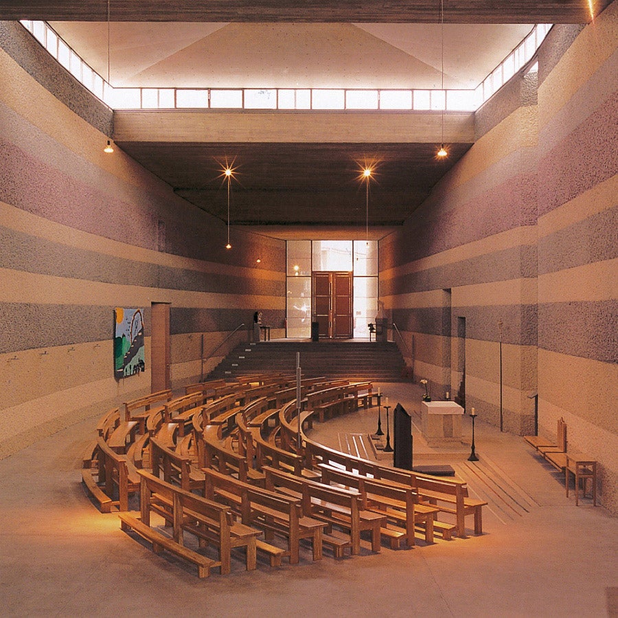 The colour effect of the individual pouring layers was achieved by using different aggregates.