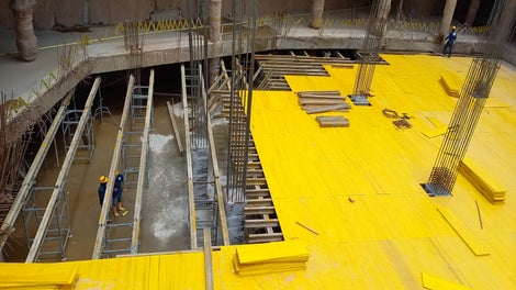 Sistema de encofrado para losas con vigas MULTIFLEX en combinación con la resistente torre de carga ST-100 y puntales PEP-ERGO.