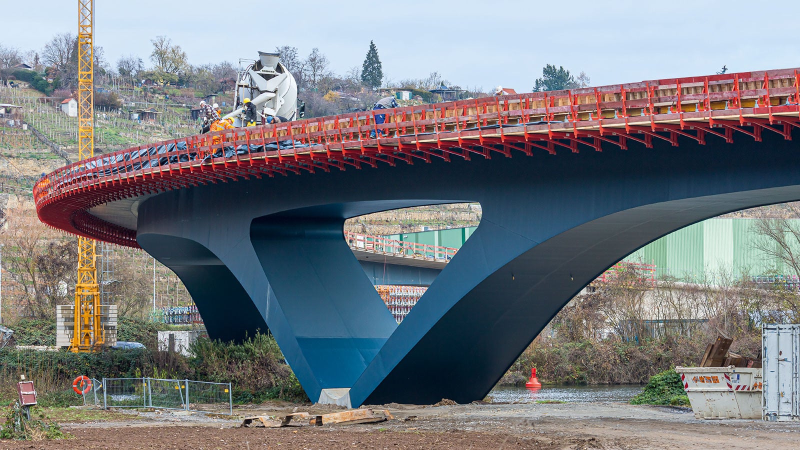 Provedení jako klenbový rámový most se harmonicky přizpůsobuje krajině zdobené vinohrady a zároveň umožňuje štíhlou konstrukci s výškou pouze 1,90 m uprostřed mostu nad hladinou Neckaru.