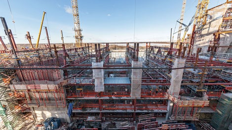 The PERI overall solution included different formwork and shoring solutions; among other things, CB Climbing Formwork units, TRIO and DOMINO Panel Formwork as well as project-specific working platforms for the multi-purpose building.<br/>