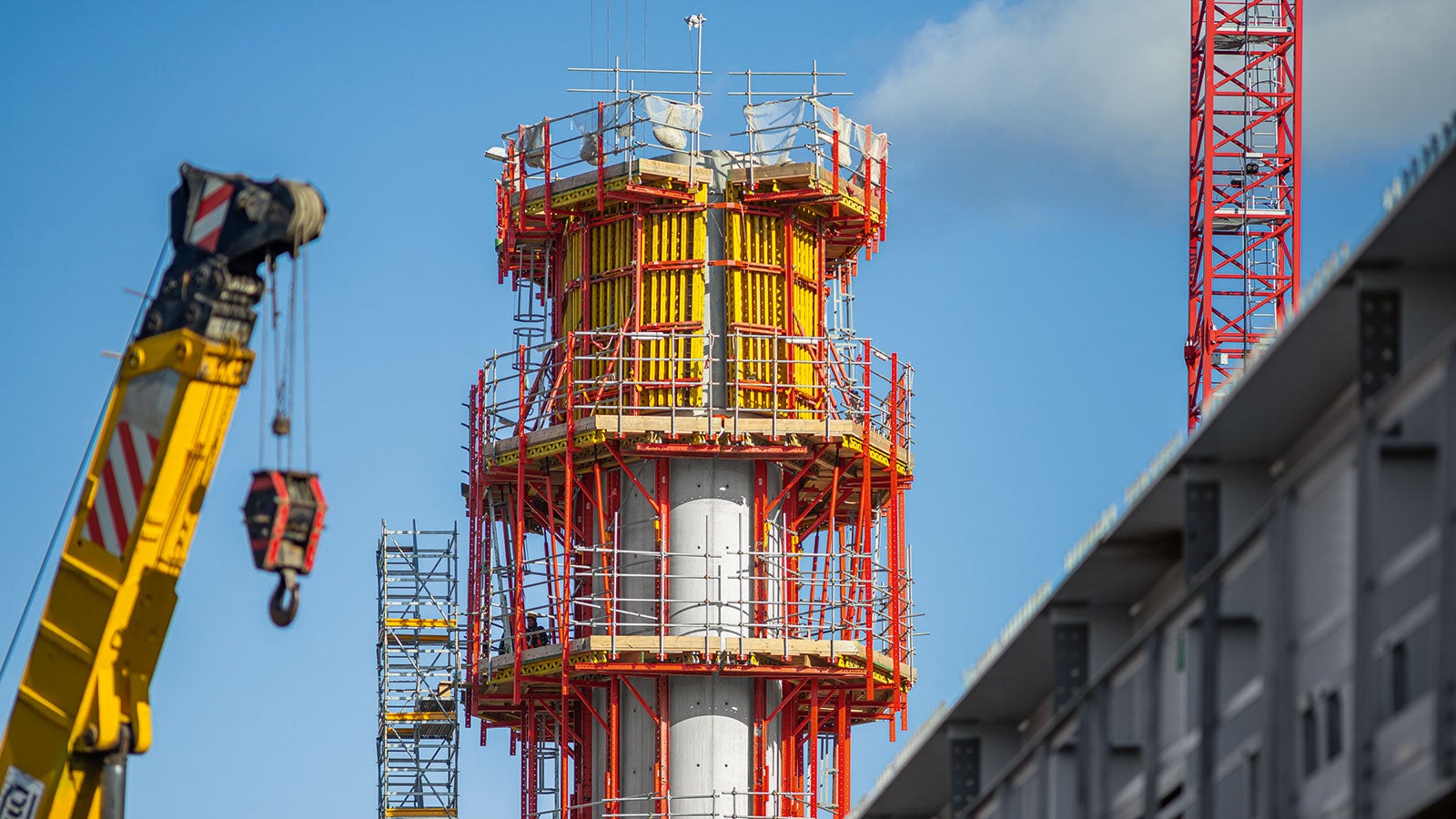 La soluzione tecnologica adottata sia per le pile che per i relativi baggioli, è stata VARIO GT24, la cassaforma per pareti componibile con la trave reticolare GT24: un sistema versatile e adatto alle realizzazioni di elementi costruttivi in calcestruzzo faccia a vista.