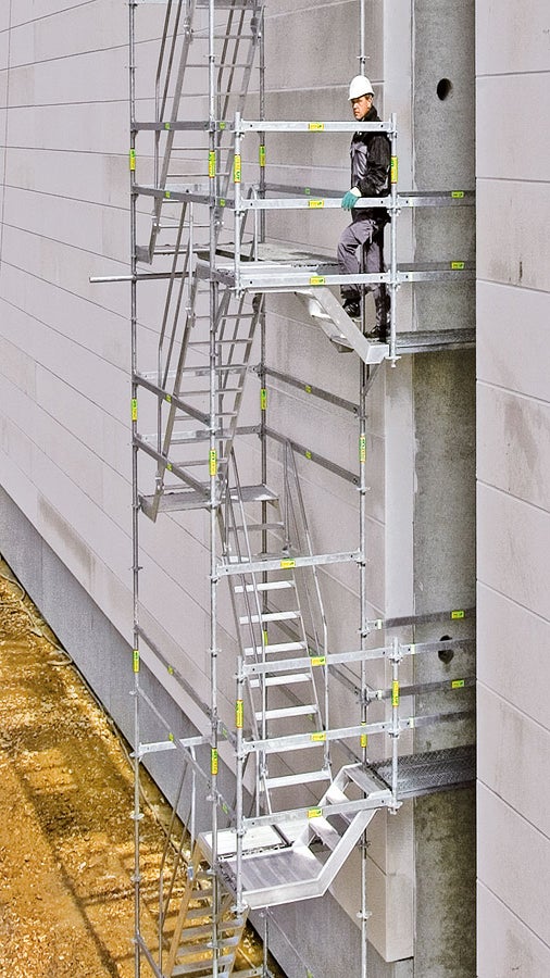 Height adjustments to building openings are carried out by means of short flights of stairs and externally mounted brackets – regardless of the floor height.