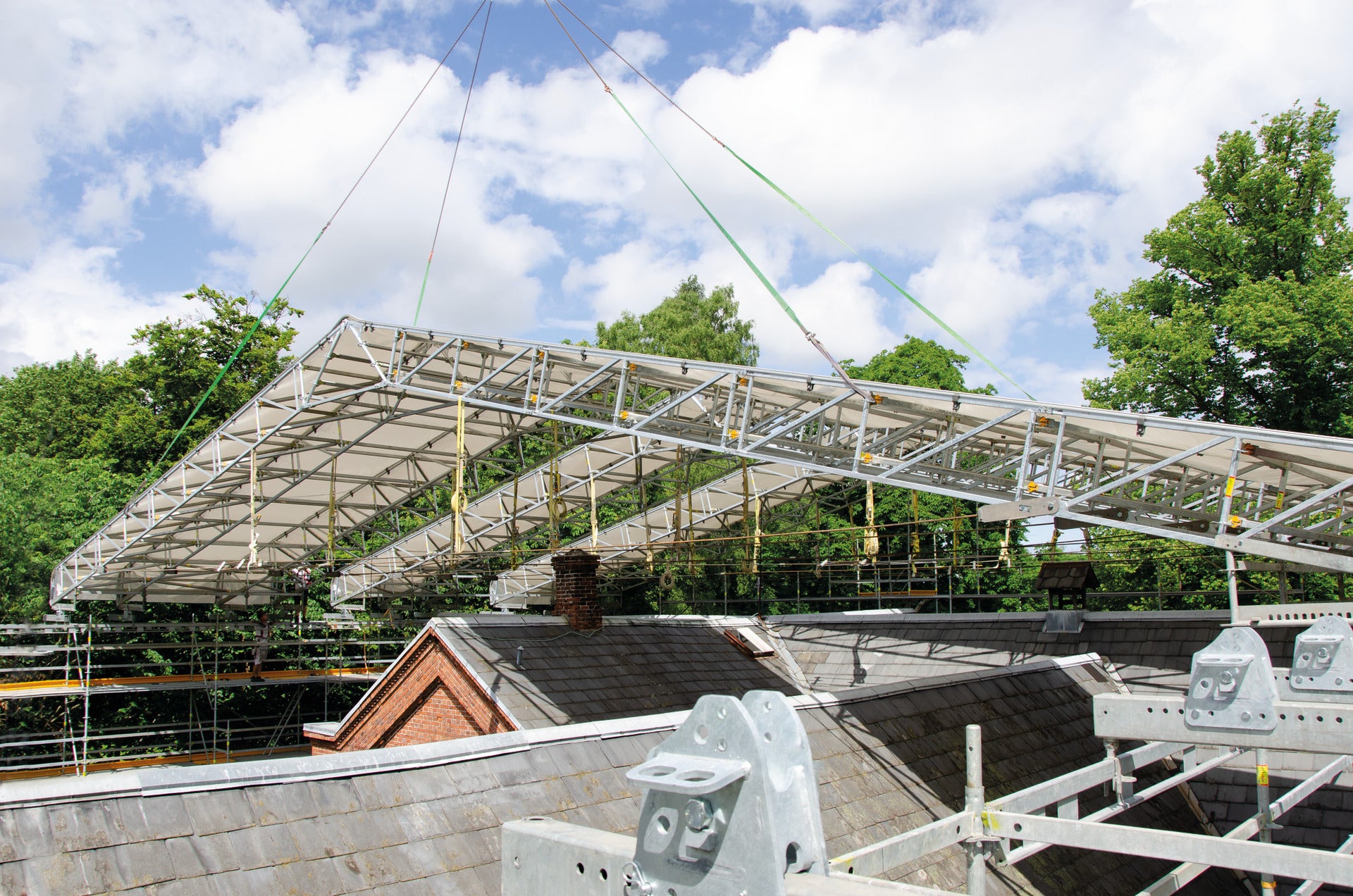 Sie können das PERI UP Wetterschutzdach für kleine und mittlere Spannweiten entweder verfahrbar oder fest montieren. Die verfahrbare Variante bietet Ihnen den Vorteil, dass sich einzelne Dachabschnitte bei Bedarf einfach öffnen lassen.<br/>
