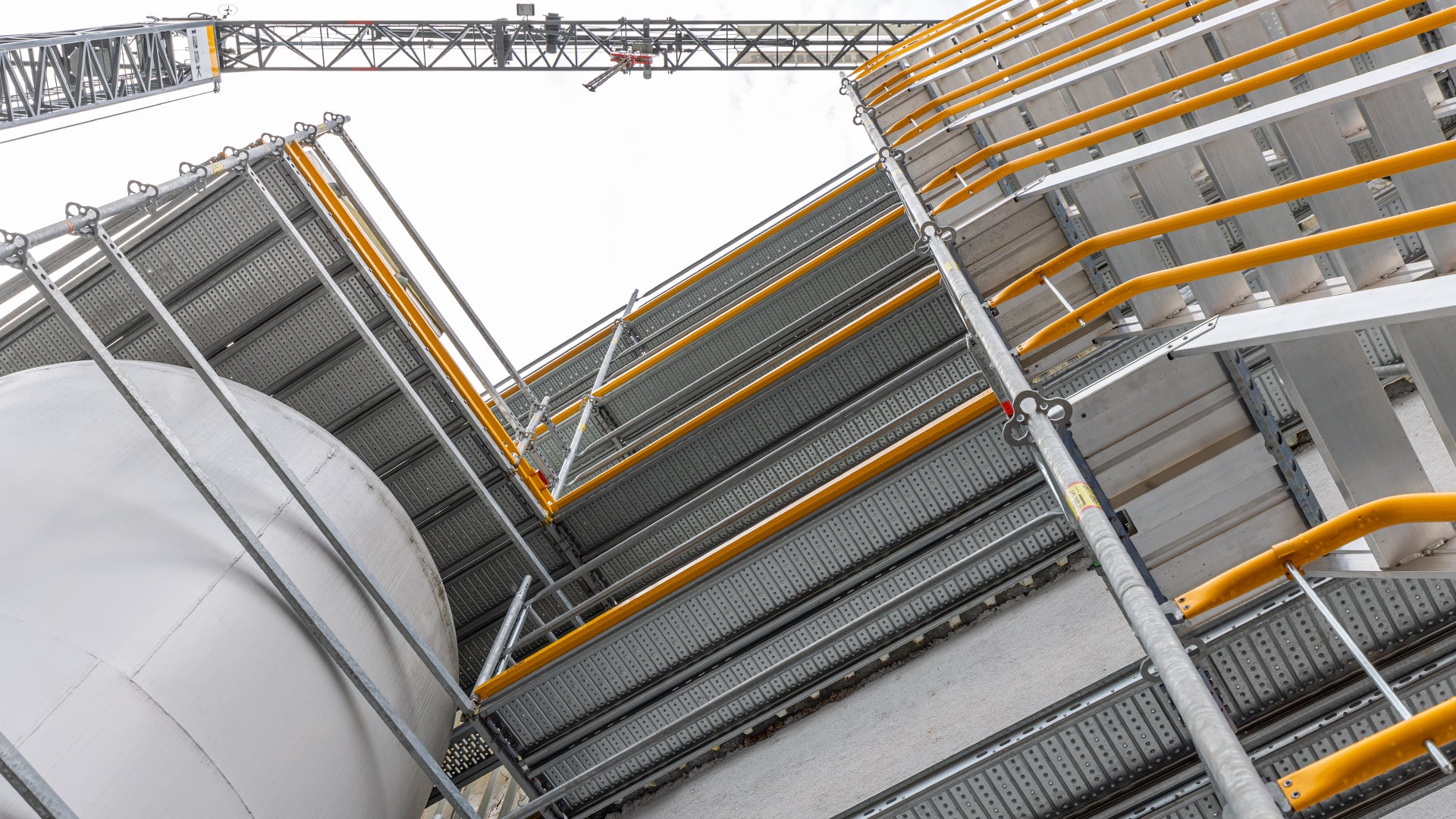 Außenliegende Treppenaufgänge und Absetzbühnen ließen sich direkt, also nahezu kupplungsfrei anschließen.