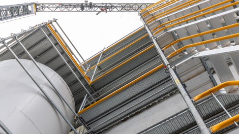 Außenliegende Treppenaufgänge und Absetzbühnen ließen sich direkt, also nahezu kupplungsfrei anschließen.