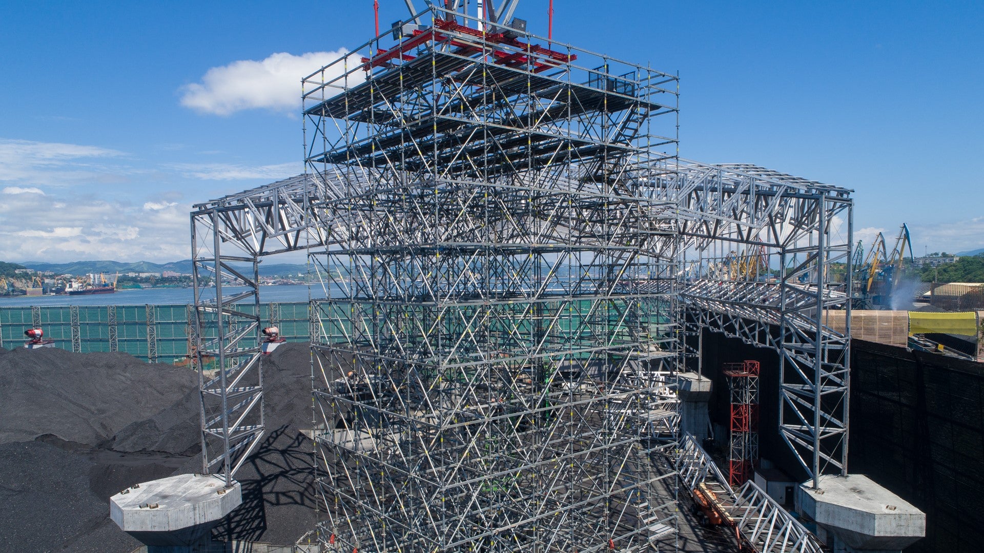 Строительство навеса из 4 блок-секций над зоной выгрузки железнодорожного фронта для защиты окрестности от углевой пыли. 