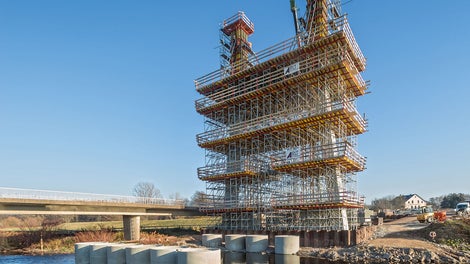 Im Norden von Zwickau führt die neue, knapp 100 m lange Schrägseilbrücke die Kreisstraße K&amp;nbsp;9316 über die Mulde. Sie ersetzt die bisherige Brücke, die beim Hochwasser 2013 stark beschädigt wurde.
